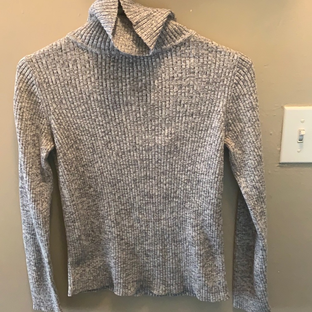 Knit sweater. Never worn. Size M.